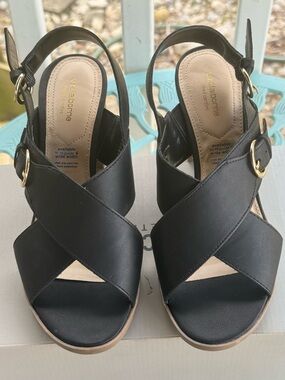 Liz Claiborne KadinCrossover Sandals from brand's Refined Comfort collection.8.5